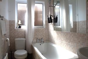 Stylish Heathrow Retreat 2-Bed Near Station