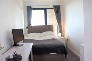 3 Bed 2 Bath Acton Flat Fast Tube To Wembley, Heathrow and the City