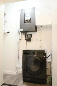 3 Bed 2 Bath Acton Flat Fast Tube To Wembley, Heathrow and the City