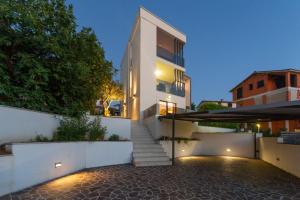 Villa Golfista in Pula for 10 persons with whirlpool, mini golf, sea view & only 200 m from beach