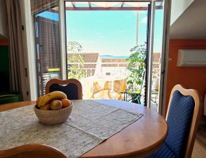 Sea View Apartment with Balcony & Sunset 2 min to Beach