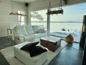 Lakefront Villa with Panoramic Views