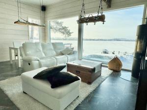 Lakefront Villa with Panoramic Views