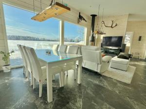 Lakefront Villa with Panoramic Views