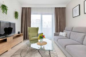 Family Apartment for 8 People with Parking, Balcony and 2 Bathrooms by Noclegi Renters