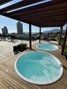 Apartamento em cond. Completo e com vista mar