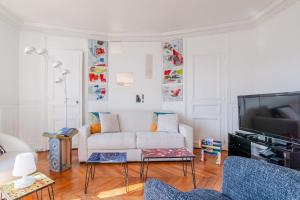 Top Floor Gem with Eiffel Tower View