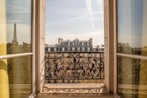 Top Floor Gem with Eiffel Tower View