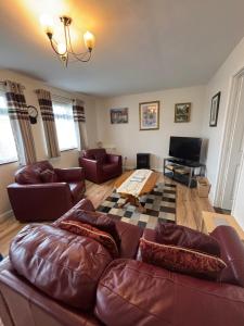 498, Three Bedroom Detached Chalet - Sleeps 6, pet friendly, FREE pool and entertainment passes included - plus WiFi, bed linen and towels included