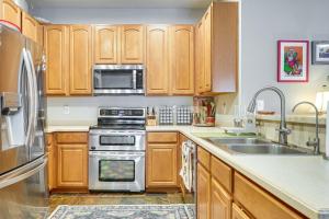 Private Pool & Lanai: WFH-Friendly Seffner Retreat