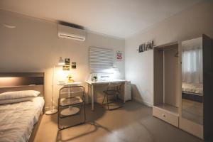 Serene Gray Retreat - 8 min walk from the subway station