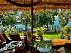 Beachfront Hide Away - Peaceful Tiny House