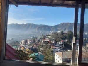 Rahul Residency Homestay- Couple&Family-prime location- Easy access to Mall Rd- WiFi- Smart TV - Kitchen- City view