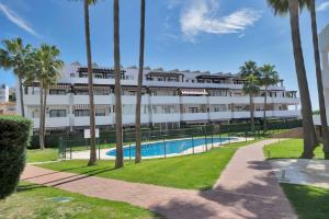 Modern apartment w Pool, Padel & Spacious Balcony