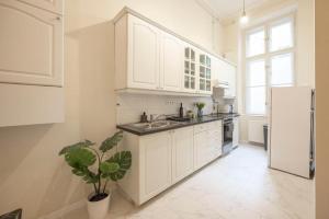 Light-Filled 3BR Retreat - Relaxing Family Apt