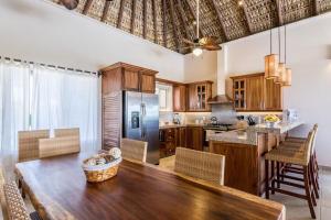 Casa Delfin - Beach Front Villa wPool & Resort