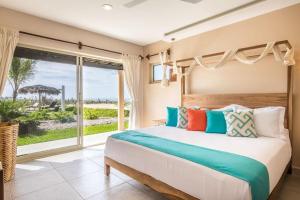 Casa Delfin - Beach Front Villa wPool & Resort