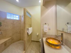 4 Bedrooms 3 Bathrooms Beach & Ocean Front