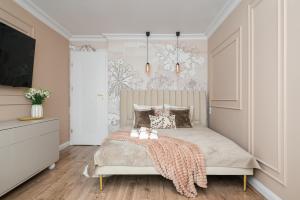 Sip wine with Palace of Culture Views, Central Station steps away, AC & balcony