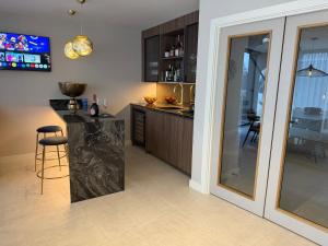 Luxury River View Penthouse Duplex with Rooftop Terrace, Spa & Gym Central Shrewsbury