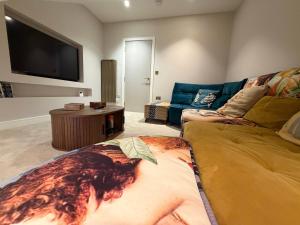 Luxury River View Penthouse Duplex with Rooftop Terrace, Spa & Gym Central Shrewsbury