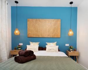 Bright Renovated 2BR Apt- Balcony - Beach 10 Walk - Barcelona 25 Train