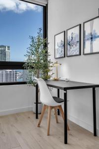 New 35th Floor DowntownFree Parking