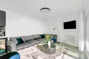 Modern Apt w Pool, Views & Top Location