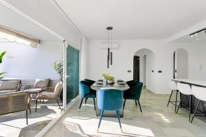 Modern Apt w Pool, Views & Top Location