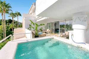 Modern Apt w Pool, Views & Top Location