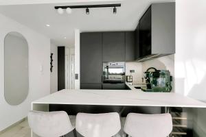 Modern Apt w Pool, Views & Top Location