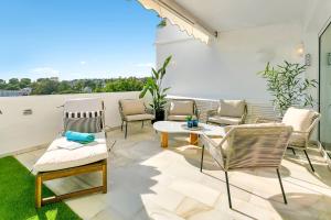Modern Apt w Pool, Views & Top Location