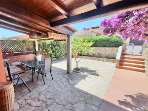 Apartment 6 beds with fenced garden in Marinella just 250 mt from the sea