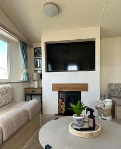 Two Bedroom Caravan with WiFi on 7 Lakes Country Park
