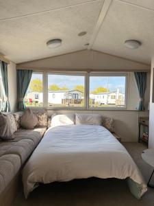 Two Bedroom Caravan with WiFi on 7 Lakes Country Park