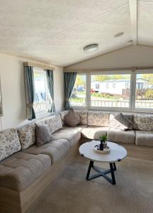 Two Bedroom Caravan with WiFi on 7 Lakes Country Park