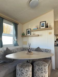 Two Bedroom Caravan with WiFi on 7 Lakes Country Park
