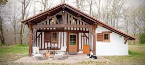Maison landaise typique sur grand airial