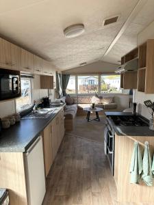 Two Bedroom Caravan with WiFi on 7 Lakes Country Park