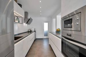 Modern townhouse w pool & garden, close to beach!