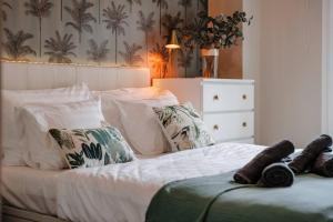 Modern townhouse w pool & garden, close to beach!