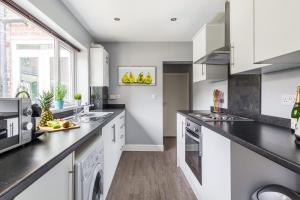 3-Bed Home Sleeps 6 2 Bathrooms