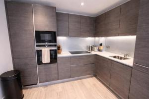 Promo Rate - Spacious 3BDR in Kings Cross with 2 Balconies & Workspace near St Pancras & Camden by Staylio London