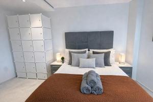 Promo Rate - Spacious 3BDR in Kings Cross with 2 Balconies & Workspace near St Pancras & Camden by Staylio London