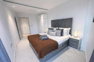 Promo Rate - Spacious 3BDR in Kings Cross with 2 Balconies & Workspace near St Pancras & Camden by Staylio London