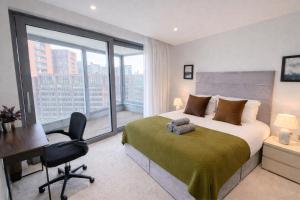 Promo Rate - Spacious 3BDR in Kings Cross with 2 Balconies & Workspace near St Pancras & Camden by Staylio London