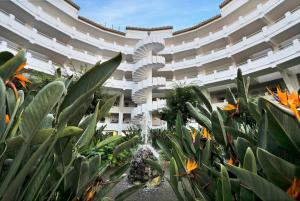 Large terrace, great views, close to everything!