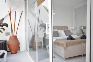 Large terrace, great views, close to everything!