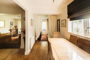 Chesterfield - Friendly Two-Bedroom Home with Leafy Garden & Parking