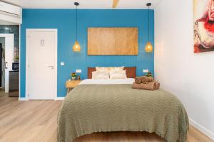 Bright Renovated Studio- Balcony- Beach 10 walk- Barcelona center 25 Train